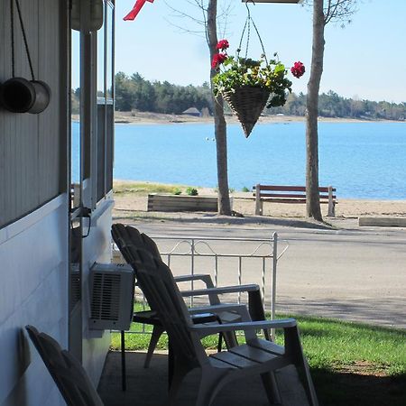 Balm Beach Resort And Motel Exterior foto
