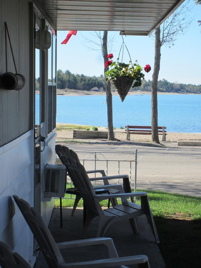 Balm Beach Resort And Motel Exterior foto